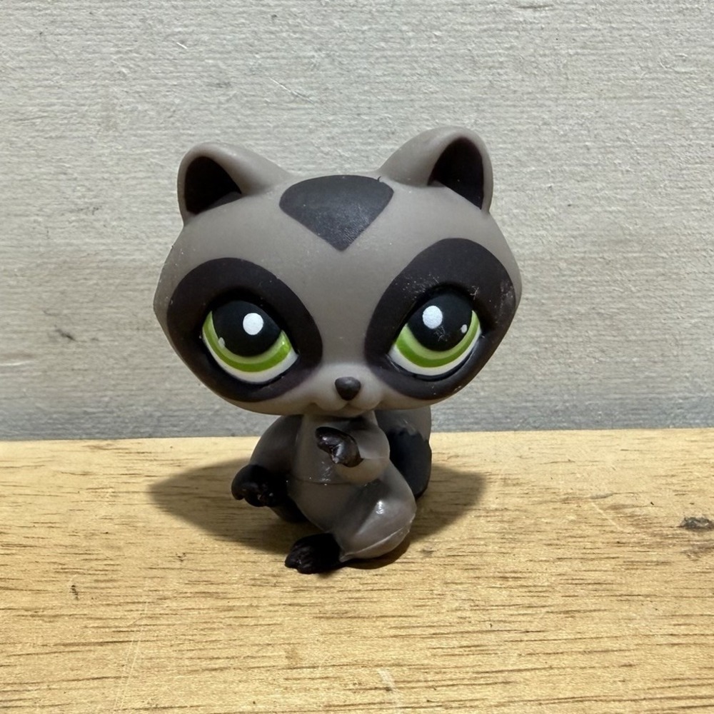 Hasbro Littlest Pet Shop 450 Gray Black Raccoon Forest Green Dot Eyes LPS G2